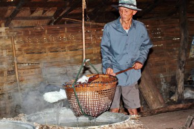  Köylü kucak kristalize tuz kurumuş tuzlu su haşlanmış.