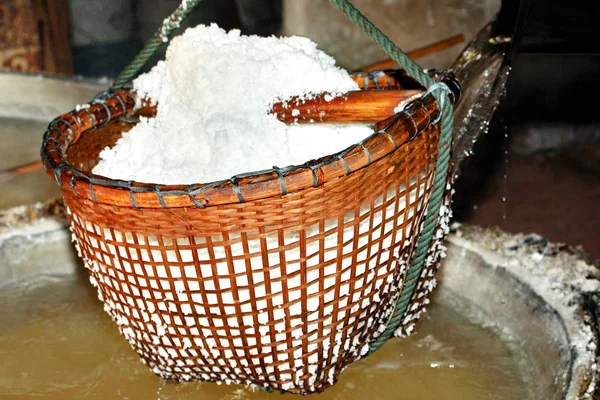 Stay through the boiled crystallized salt to dry. — Stock Photo, Image