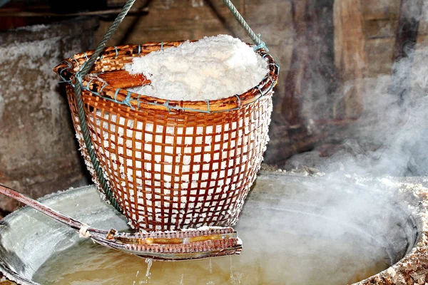 乾燥する塩水煮から結晶化した塩をラッピング . — ストック写真