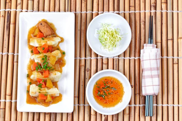 Harina de relleno al vapor envolver cerdo y repollo cubierto de curry amarillo — Foto de Stock