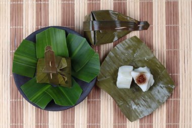 Buharda pişmiş un şal tatlı püresi Hindistan cevizi Khanom Sai Sii