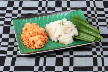 Yapışkan pirinç tavada kızartılmış rendelenmiş hindistan cevizi ile karides