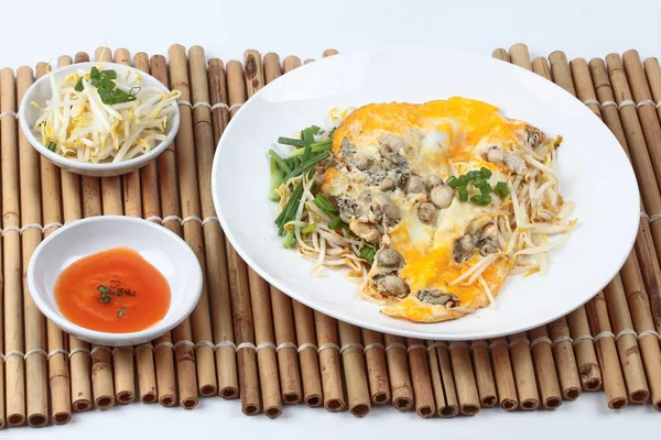 Oyster omeletu s bylinkovým volat Hoi Tod Khai v thajštině . — Stock fotografie