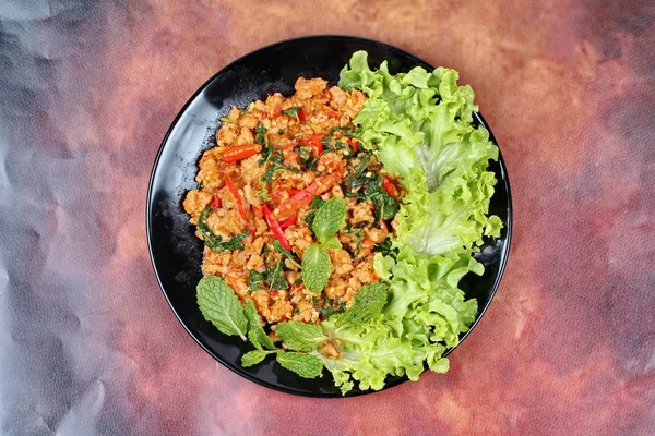 Albahaca picante frita con lechuga picada de cerdo . — Foto de Stock