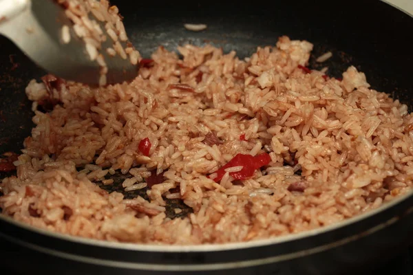 Rumah membuat memasak nasi melati goreng dengan pasta udang . — Stok Foto