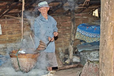  Köylü kucak kristalize tuz kurumuş tuzlu su haşlanmış.