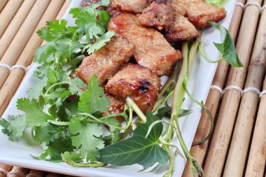 Portre, karışık ot soslu ızgara domuz eti servis .