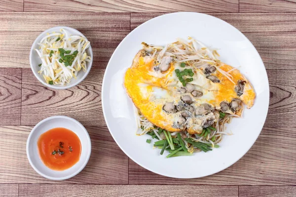 Oyster omelette avec herbe appeler Hoi Tod Khai en thaï  . — Photo