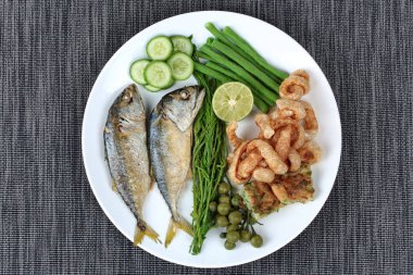 Hazır garnitür ateş balık, domuzderisi ve sebze ile.