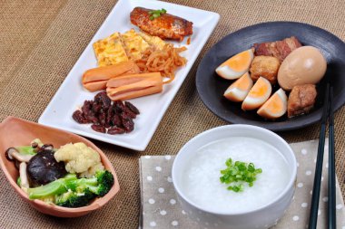 Tatlı pirinç Bulamaç sosis, kızarmış sebze ve haşlanmış yumurta