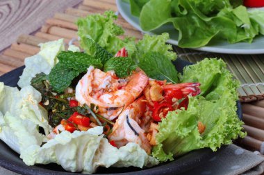 Baharatlı ve ekşi karışık ot salatası ile servis karides .