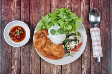 Pirinç heyecan - kızarmış baharatlı fesleğen yengeç ve kıyılmış domuz eti o ile tepesinde