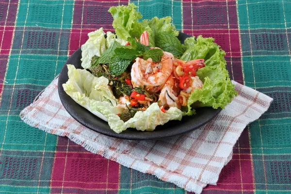 Spicy and sour mixed herb salad with shrimp served . — Stock Photo, Image