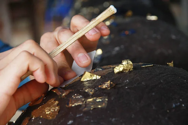 Hoja de oro dorado a piedras redondas incrustadas para adorar a Buda . — Foto de Stock