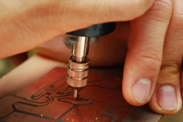 Use mini broca para abordar em placas de circuito impresso . — Fotografia de Stock