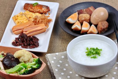 Tatlı pirinç Bulamaç sosis, kızarmış sebze ve haşlanmış yumurta