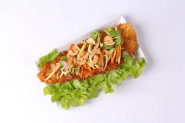 Baharatlı Dolly'nin balık salatası rulo yeşil mango ile kızartılmış.