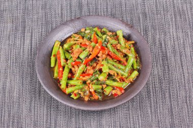 Kıyılmış domuz eti ile baharatlı kızarmış börülce Pad Ped Tua ara.