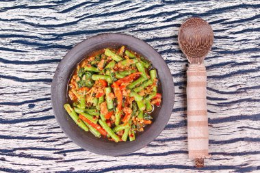 Kıyılmış domuz eti ile baharatlı kızarmış börülce Pad Ped Tua ara.