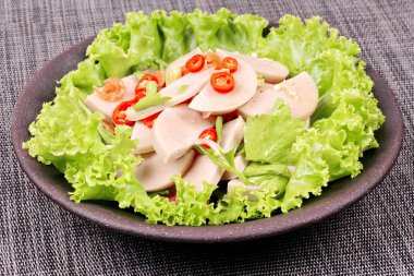 Dilimlenmiş Tay beyaz domuz soslu baharatlı karışık sebze salatası 