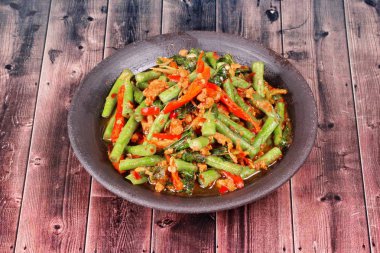 Kıyılmış domuz eti ile baharatlı kızarmış börülce Pad Ped Tua ara.