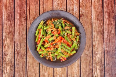 Kıyılmış domuz eti ile baharatlı kızarmış börülce Pad Ped Tua ara.