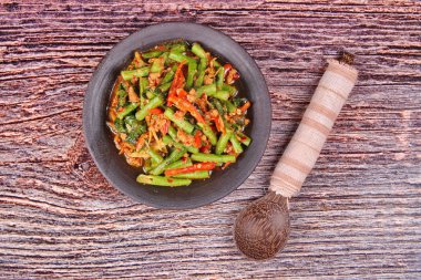 Kıyılmış domuz eti ile baharatlı kızarmış börülce Pad Ped Tua ara.