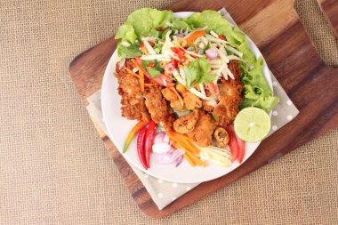 Rulo yeşil mango baharatlı kızarmış tavuk salatası .