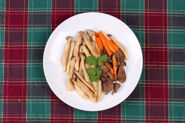 Fried eryngii mantar domuz karaciğer ve havuç ile.