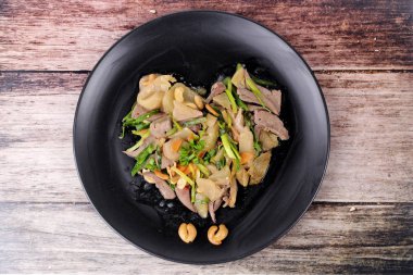 Baharatlı kızarmış turşu marul domuz karaciğer ile