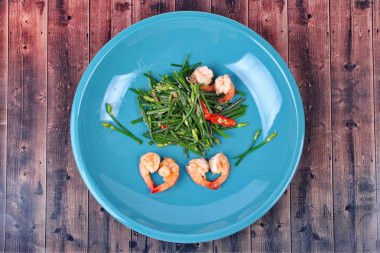 Domuz karaciğer ile baharatlı kızarmış Çin Frenk soğanı.