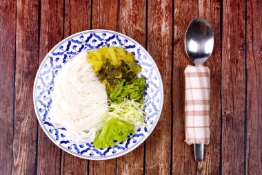 Pirinç şehriye ve kıyılmış turşu marul, lahana ve kanat fasulye.