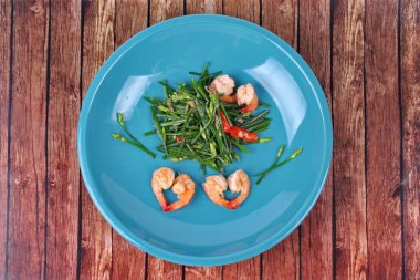 Domuz karaciğer ile baharatlı kızarmış Çin Frenk soğanı.