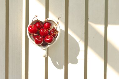 Kalp şeklinde kupa ahşap üzerine kiraz Şili .