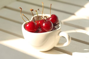 Kalp şeklinde kupa ahşap üzerine kiraz Şili .