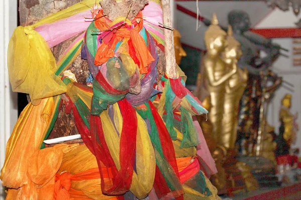 Tujuh kain suci diikat di sekitar pohon di kuil . — Stok Foto