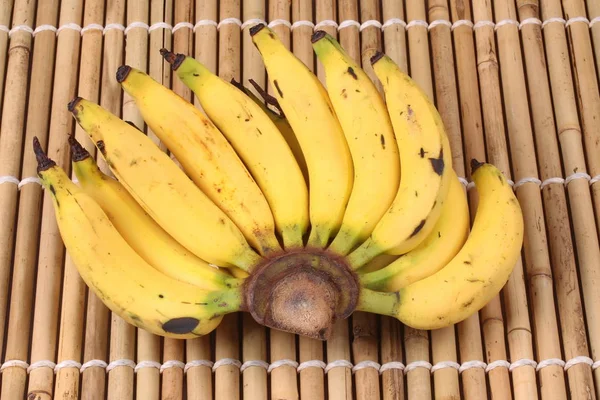 Lady ujj banán, vékony sárga csomó banán — Stock Fotó
