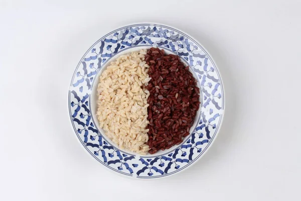 Listo servido de arroz integral y arroz jazmín rojo orgánico . — Foto de Stock