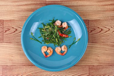 Domuz karaciğer ile baharatlı kızarmış Çin Frenk soğanı.