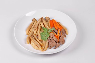 Fried eryngii mantar domuz karaciğer ve havuç ile.