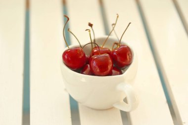 Kalp şeklinde kupa ahşap üzerine kiraz Şili .