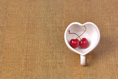 Kiraz Şili ve kalp şeklinde kupa Sim Tarih.