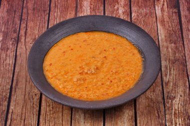  Hindistan cevizi sütü ile ot balık köri.