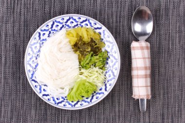 Pirinç şehriye ve kıyılmış turşu marul, lahana ve kanat fasulye.