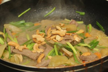 Yemek, baharatlı kızarmış domuz karaciğer ile turşu marul .