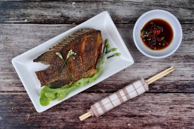 Derin yağda kızartılmış küçük tilapia Balık baharatlı fasulye sos ile.