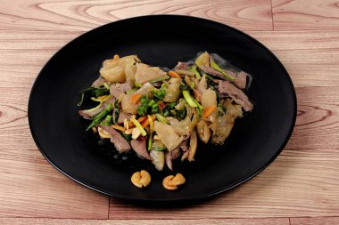 Baharatlı kızarmış turşu marul domuz karaciğer ile