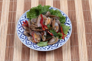 Kızarmış istiridye kavrulmuş Şili yapıştır ile karıştırın.