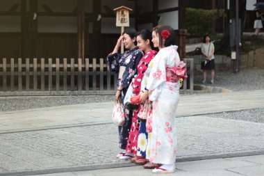 \Women's kimono posta ve fotoğraf Fushimi Inari s içinde güldürdü