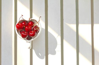 Kalp şeklinde kupa ahşap üzerine kiraz Şili .